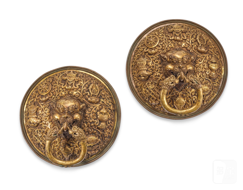 PAIRE DE POIGNÉES DE SANCTUAIRE BOUDDHIQUE EN BRONZE DORÉ  TIBET, XIXE SIÈCLE